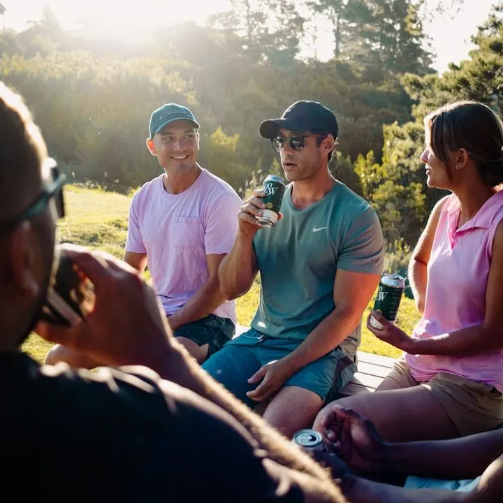 Golfeurs qui discutent autour d'un verre