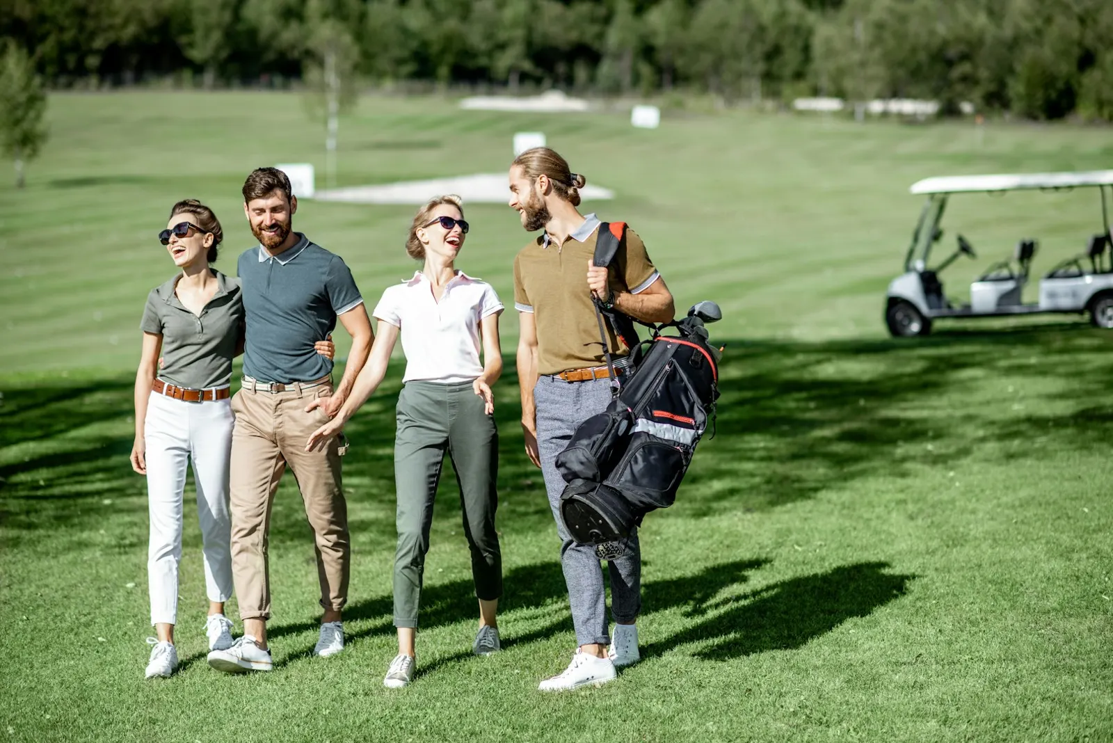 Quatre golfeurs marchent ensemble sur un parcours