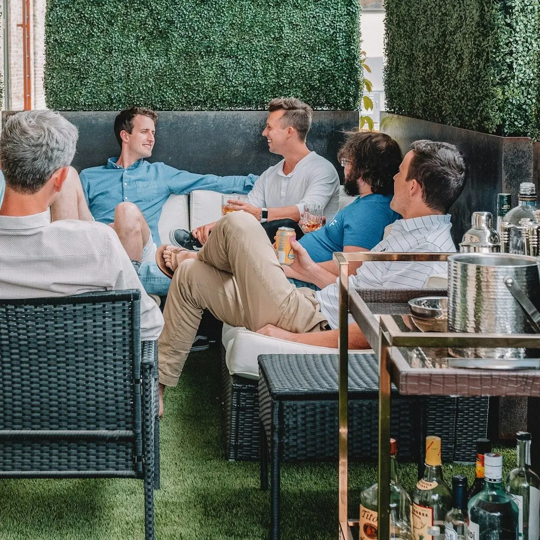Golfeurs détendus sur une terrasse de club