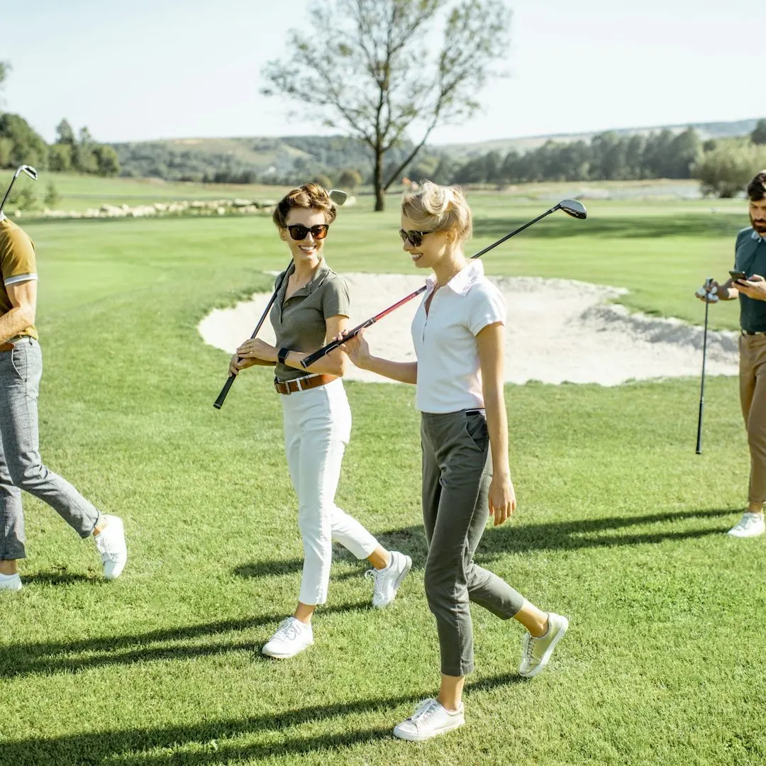 Deux golfeurs marchent sur le fairway