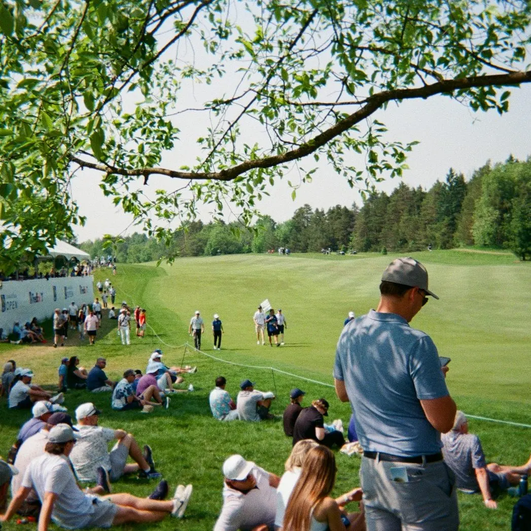 Spectateurs autour d'un green