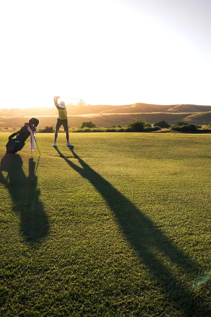 Golfeuse sur le fairway au coucher du soleil