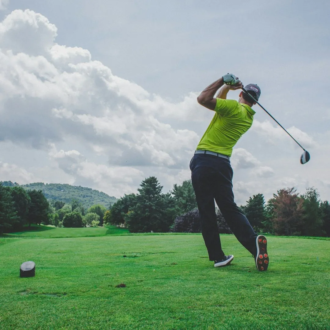 Golfeur en fin de swing